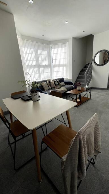 Luxury 2 Bed Duplex Apartment By Yo Room! - Leicester City- Free Parking Dış mekan fotoğraf